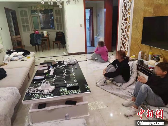 資料圖為果洛藏族自治州公安民警抓獲的犯罪嫌疑人?！‖斍呖h公安局供圖