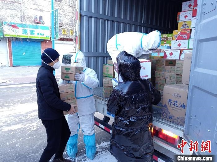 圖為滿洲里物資保障巡回補給車隊配貨現(xiàn)場?！∏靥饌?攝