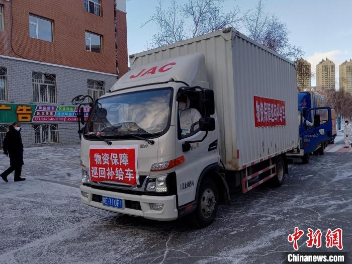 圖為滿洲里物資保障巡回補給車隊配貨現(xiàn)場?！∏靥饌?攝