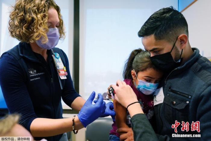 資料圖：當?shù)貢r間11月3日，美國華盛頓，國立兒童醫(yī)院為孩子接種疫苗。美國新冠疫苗接種進入了一個新階段，數(shù)百萬名小學生現(xiàn)在可以接種疫苗。