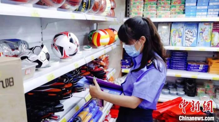 圖為秦皇島市海港區(qū)市場監(jiān)督管理局工作人員正在檢查涉冬奧標志商品?！∏鼗蕧u市海港區(qū)市場監(jiān)督管理局供圖