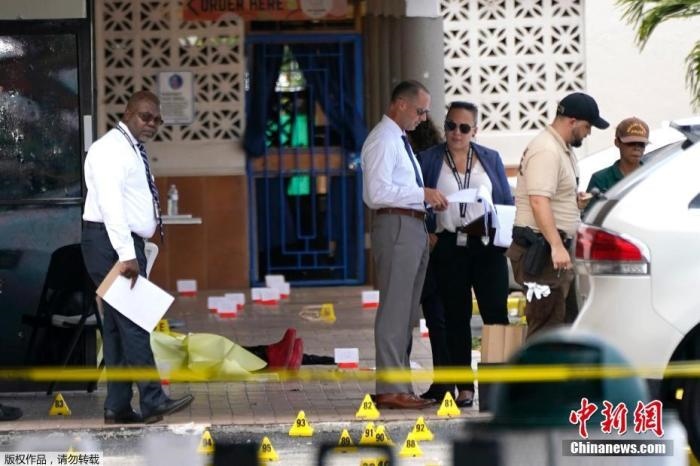 當?shù)貢r間5月30日凌晨，位于美國佛羅里達州東南部的邁阿密戴德縣發(fā)生大規(guī)模槍擊事件，造成2人死亡、20多人受傷。圖為槍擊案現(xiàn)場。