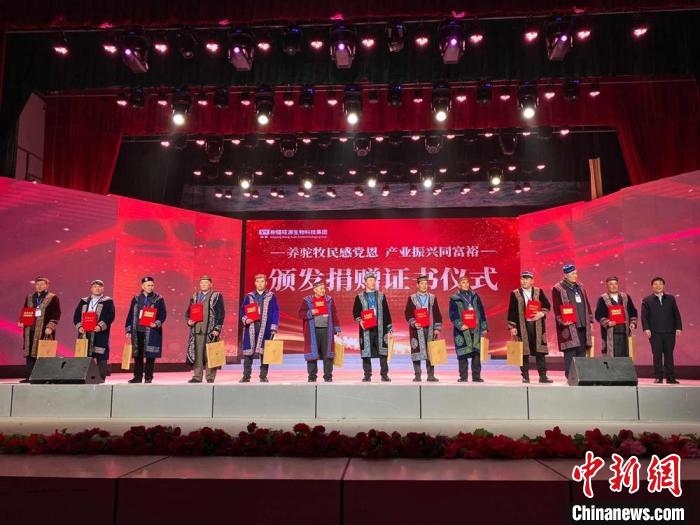 阿勒泰地區(qū)牧民靠企業(yè)的幫扶走上了致富道路。　郭靜琨 攝