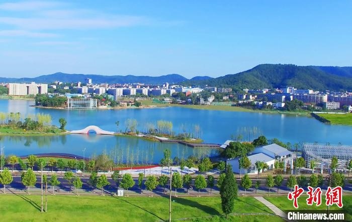 后湖藝術(shù)園?！√菩∏?攝