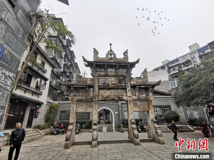 “道冠古今”牌坊。　梁山 攝