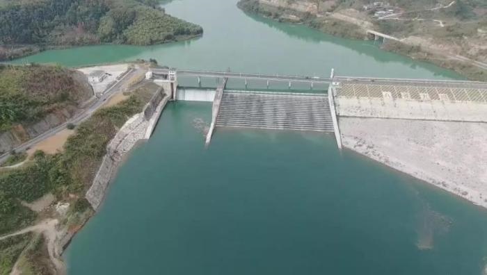 　　圖1 2021年12月7日，督察組使用無人機(jī)拍攝，保護(hù)區(qū)實驗區(qū)內(nèi)的八吝大壩已建成，且未設(shè)置過魚設(shè)施