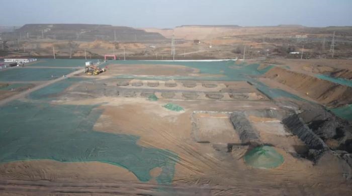 2021年12月11日，督察組使用無人機(jī)拍攝，神木市蘭炭產(chǎn)業(yè)特色園區(qū)檸條塔片區(qū)廢水集中處理設(shè)施僅完成部分基礎(chǔ)建設(shè)