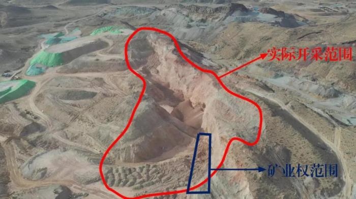 2021年12月11日，督察組使用無人機拍攝，銅鐵溝礦礦業(yè)權面積僅6.9畝，越界開采達182畝，超出26.4倍；實際開采深度達35米，遠超采礦許可證允許開采深度要求
