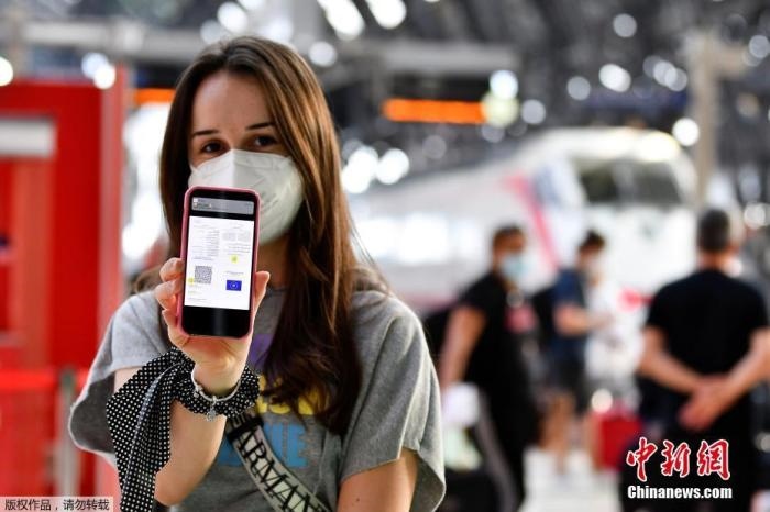 當(dāng)?shù)貢r間2021年9月1日，意大利米蘭，乘客在火車站出示的健康證明。