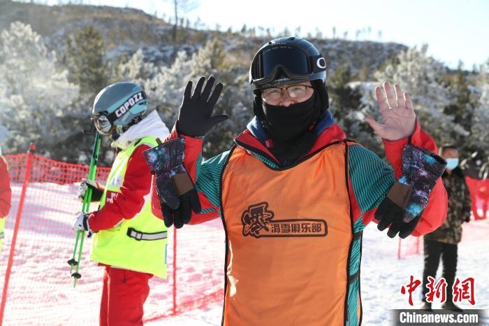 圖為滑雪場(chǎng)現(xiàn)場(chǎng)。　許婷 攝