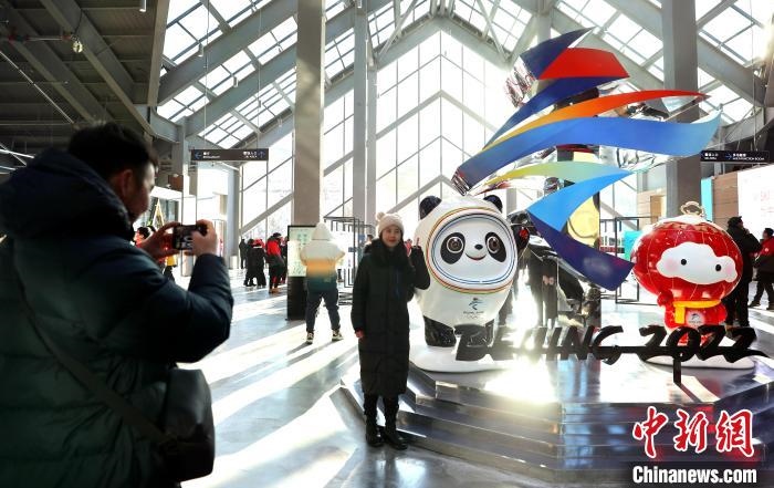 圖為滑雪場(chǎng)現(xiàn)場(chǎng)?！≡S婷 攝