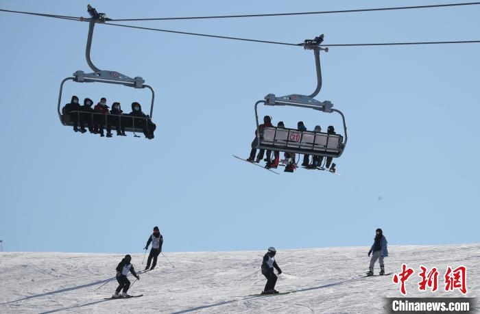 圖為滑雪場(chǎng)現(xiàn)場(chǎng)?！≡S婷 攝