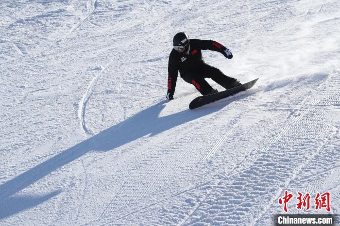 圖為滑雪場(chǎng)現(xiàn)場(chǎng)。　許婷 攝