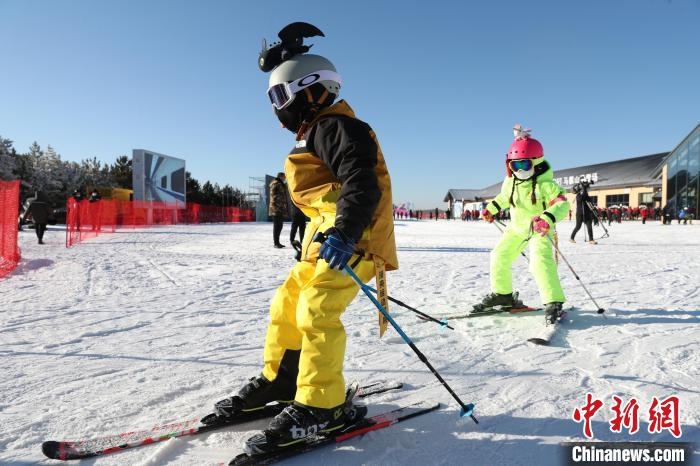 圖為滑雪場(chǎng)現(xiàn)場(chǎng)?！≡S婷 攝