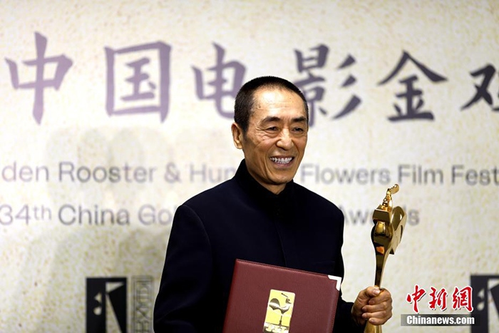 12月30日晚，第34屆中國電影金雞獎頒獎典禮在福建省廈門市舉行。張藝謀以執(zhí)導(dǎo)《懸崖之上》榮膺最佳導(dǎo)演獎。 <a target='_blank' href='/'>中新社</a>記者 呂明 攝