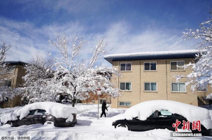 資料圖：當(dāng)?shù)貢r(shí)間2021年3月15日，美國科羅拉多州丹佛，當(dāng)?shù)赜瓉韽?qiáng)暴風(fēng)雪天氣，城市被積雪覆蓋。