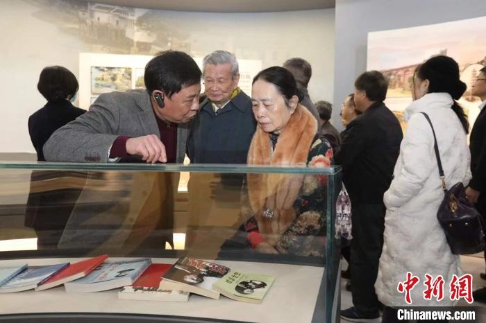 船政后裔在參觀新館?！￡悤造o 攝