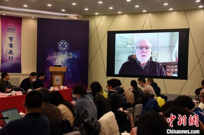 美國伊利諾伊大學教授理查德？克魯切爾通過視頻點評FAST測量星際磁場最新研究成果。　<a target='_blank' href='/'>中新社</a>記者 孫自法 攝