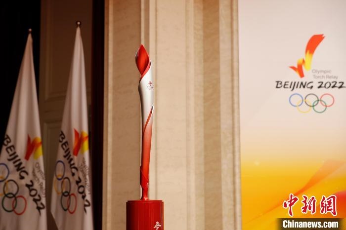 展示的北京冬奧會火炬?！〗x 攝