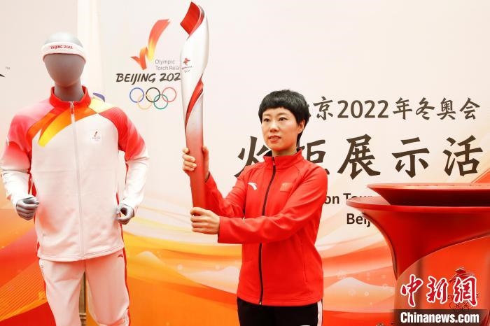 溫哥華冬奧會冠軍張會展示北京2022年冬奧會火炬?！〗x 攝