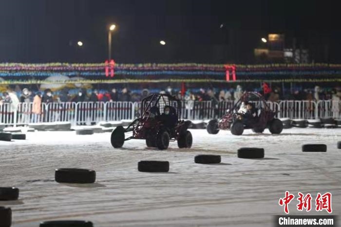 來吧，一起體驗(yàn)雪地越野車的刺激吧?！∮诤Ｑ?攝