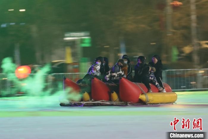 民眾沉醉在冰上香蕉船的快樂中?！∮诤Ｑ?攝