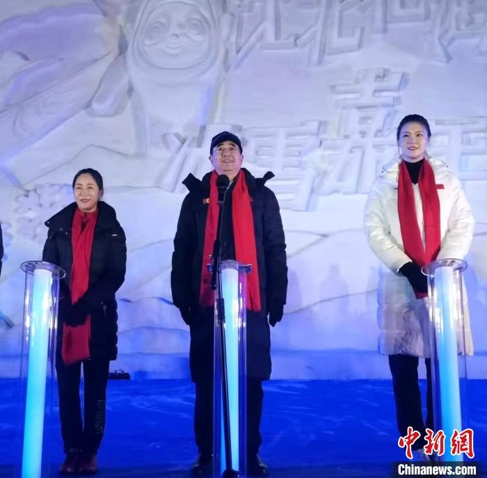 前女排國家隊(duì)隊(duì)長奧運(yùn)冠軍惠若琪(右一)，中國女子田徑競(jìng)走奧運(yùn)冠軍王麗萍(左一)助陣當(dāng)晚活動(dòng)?！≮w桂華 攝