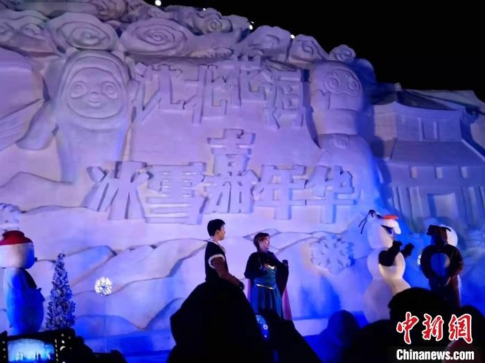 活動(dòng)現(xiàn)場(chǎng)表演的《冰雪奇緣》很受歡迎?！≮w桂華 攝