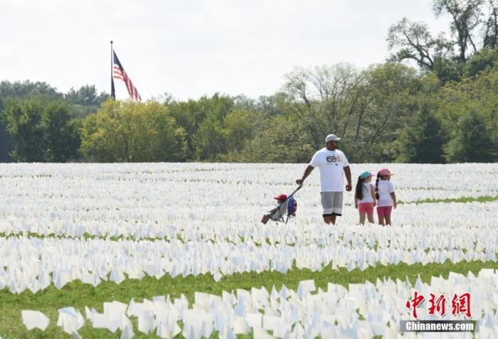 當(dāng)?shù)貢r間2021年9月18日，美國首都華盛頓國家廣場上插著數(shù)十萬白色旗幟，悼念新冠逝者。這個名為“在美國：銘記”藝術(shù)裝置由美國藝術(shù)家弗斯滕伯格(Suzanne Firstenberg)策劃，她計劃在兩周內(nèi)與公眾一起在華盛頓國家廣場插上與美國新冠死亡病例數(shù)對應(yīng)的白旗，以示悼念。 <a target='_blank' href='/'>中新社</a>記者 陳孟統(tǒng) 攝
