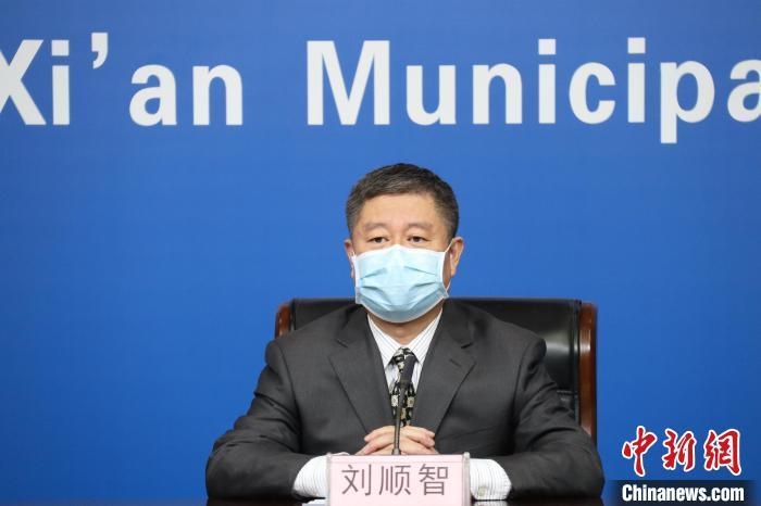 圖為西安市衛(wèi)生健康委主任劉順智6日在新聞發(fā)布會上?！∥靼彩姓﹫D