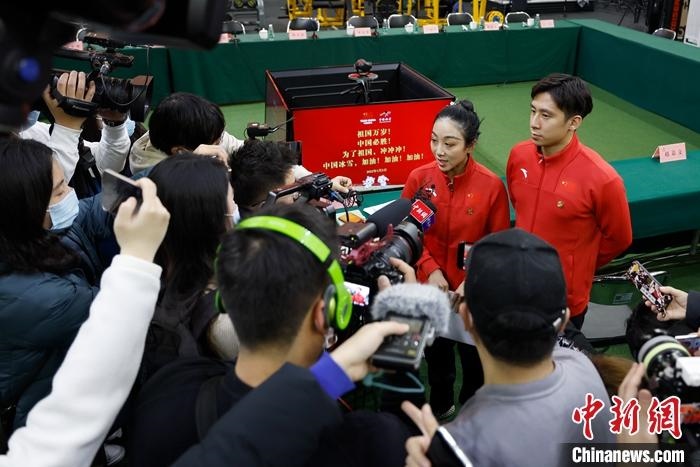 1月5日晚，全力沖刺北京冬奧學習座談會在北京舉行。座談會后，中國花樣滑冰雙人滑組合隋文靜、韓聰接受記者采訪。 <a target='_blank' href='/'>中新社</a>記者 富田 攝