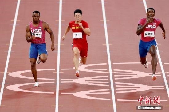 資料圖：北京時間8月1日晚，在東京奧運會男子百米決賽中，中國選手蘇炳添以9.98秒的成績獲得第六名，作為首位闖進(jìn)奧運男子百米決賽的中國人，他再次創(chuàng)造了歷史。圖為蘇炳添在比賽中。<a target='_blank' href='/'>中新社</a>記者 富田 攝