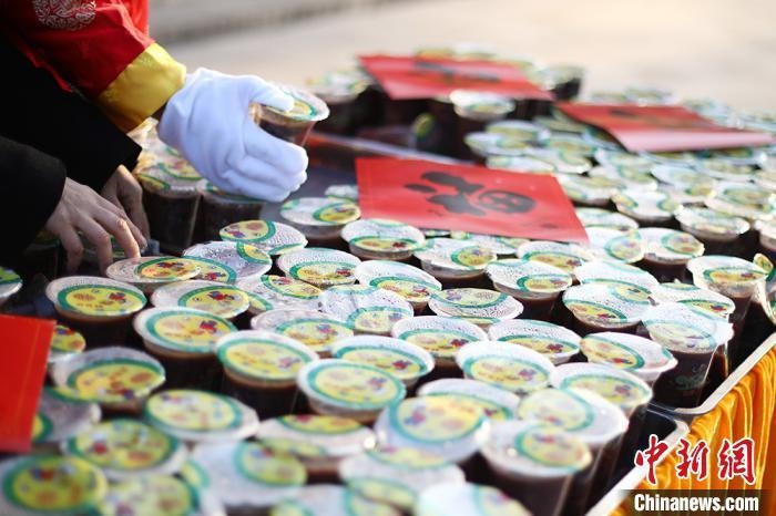 資料圖：工作人員將定制的臘八粥擺放整齊?！°蟛?攝