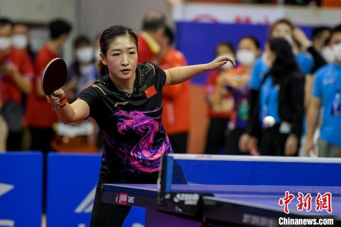 劉詩雯在2021年全國(guó)乒乓球“業(yè)余球王”總決賽中與選手互動(dòng)交流球技?！●樤骑w 攝