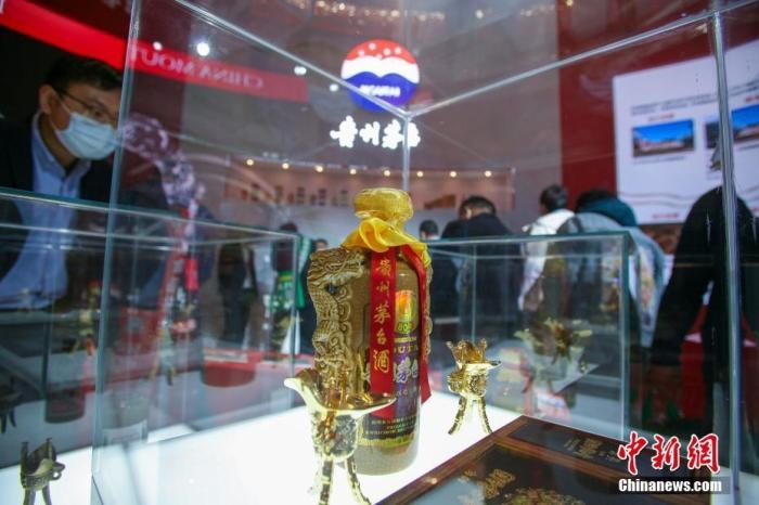 10月19日，天津，參觀者在中國(guó)茅臺(tái)展位參觀展示的白酒。當(dāng)天，第105屆全國(guó)糖酒商品交易會(huì)在國(guó)家會(huì)展中心(天津)啟幕。本屆糖酒會(huì)展覽總面積20萬(wàn)平方米，吸引了來(lái)自40多個(gè)國(guó)家和地區(qū)的3504家參展商參展，共設(shè)置了傳統(tǒng)酒類(lèi)、葡萄酒及國(guó)際烈酒、食品及飲料、調(diào)味品及配料、食品機(jī)械及包裝等展區(qū)。 <a target='_blank' href='/'>中新社</a>記者 佟郁 攝