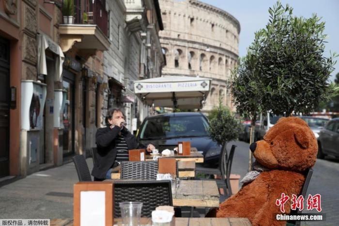 資料圖：意大利羅馬斗獸場附近的酒吧，顧客在露臺上喝酒。