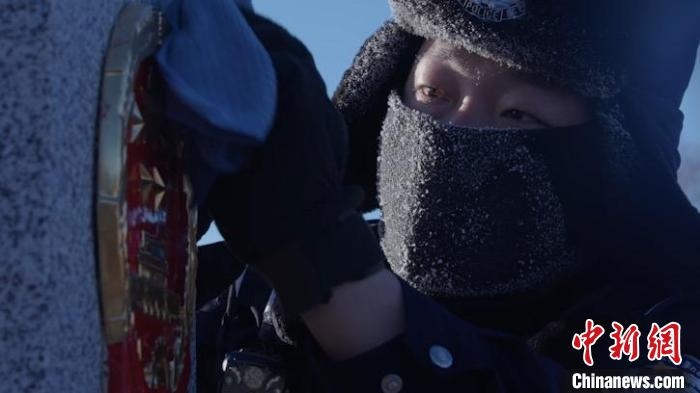 圖為恩和哈達邊境派出所的9名民警踏雪巡邊?！⒕S明 攝