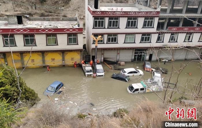 救援人員正在丹巴一處民房被淹處搜尋和轉(zhuǎn)移人員?！≈苡?攝