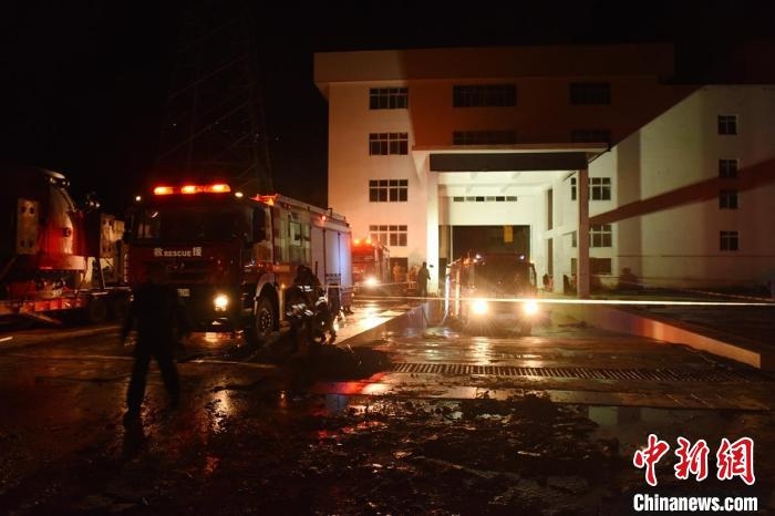 丹巴關(guān)州電站外多臺消防車輛正在開展排水作業(yè)。　周勇 攝