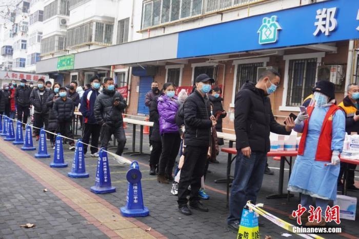 資料圖：1月7日，河南鄭州，市民有序排隊進行核酸檢測。<a target='_blank' href='/'>中新社</a>記者 劉鵬 攝