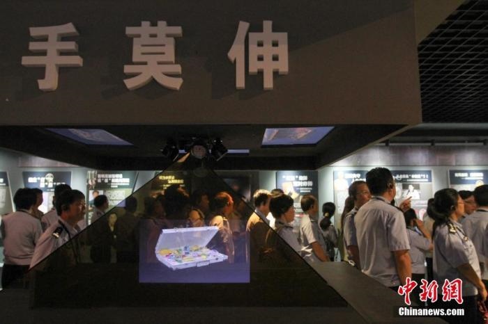 資料圖：2015年10月，海南省公安廳組織黨員干部前往反腐倡廉警示教育基地參觀受教。洪堅鵬 攝