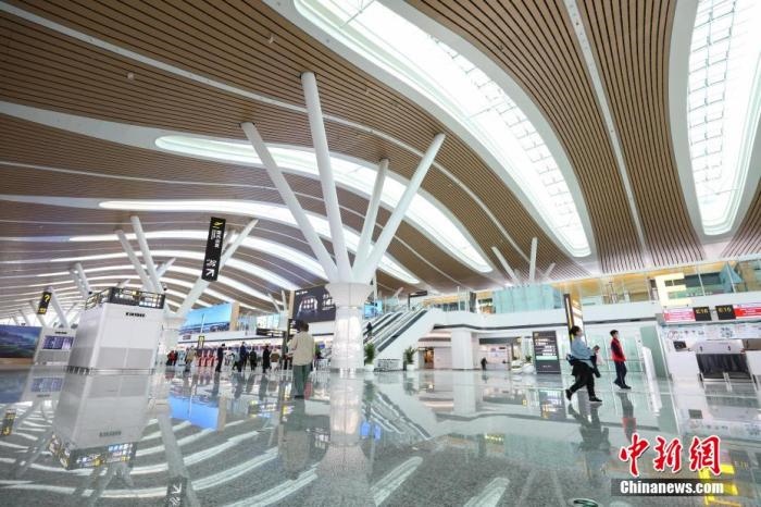 資料圖：貴陽(yáng)龍洞堡國(guó)際機(jī)場(chǎng)T3航站樓出發(fā)大廳。 瞿宏倫 攝
