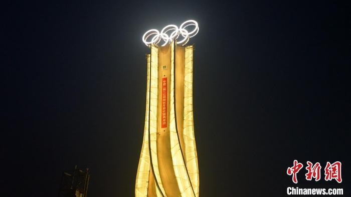 1月25日，由中建二局三公司承建的“海陀塔”順利竣工，奧運五環(huán)閃耀延慶冬奧賽區(qū)?！≈薪ǘ秩竟﹫D
