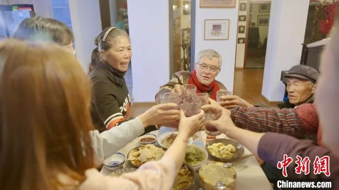 圖為賀歲紀(jì)錄片《“洋女婿”的中國(guó)年》劇照?！『h(yuǎn)航 攝