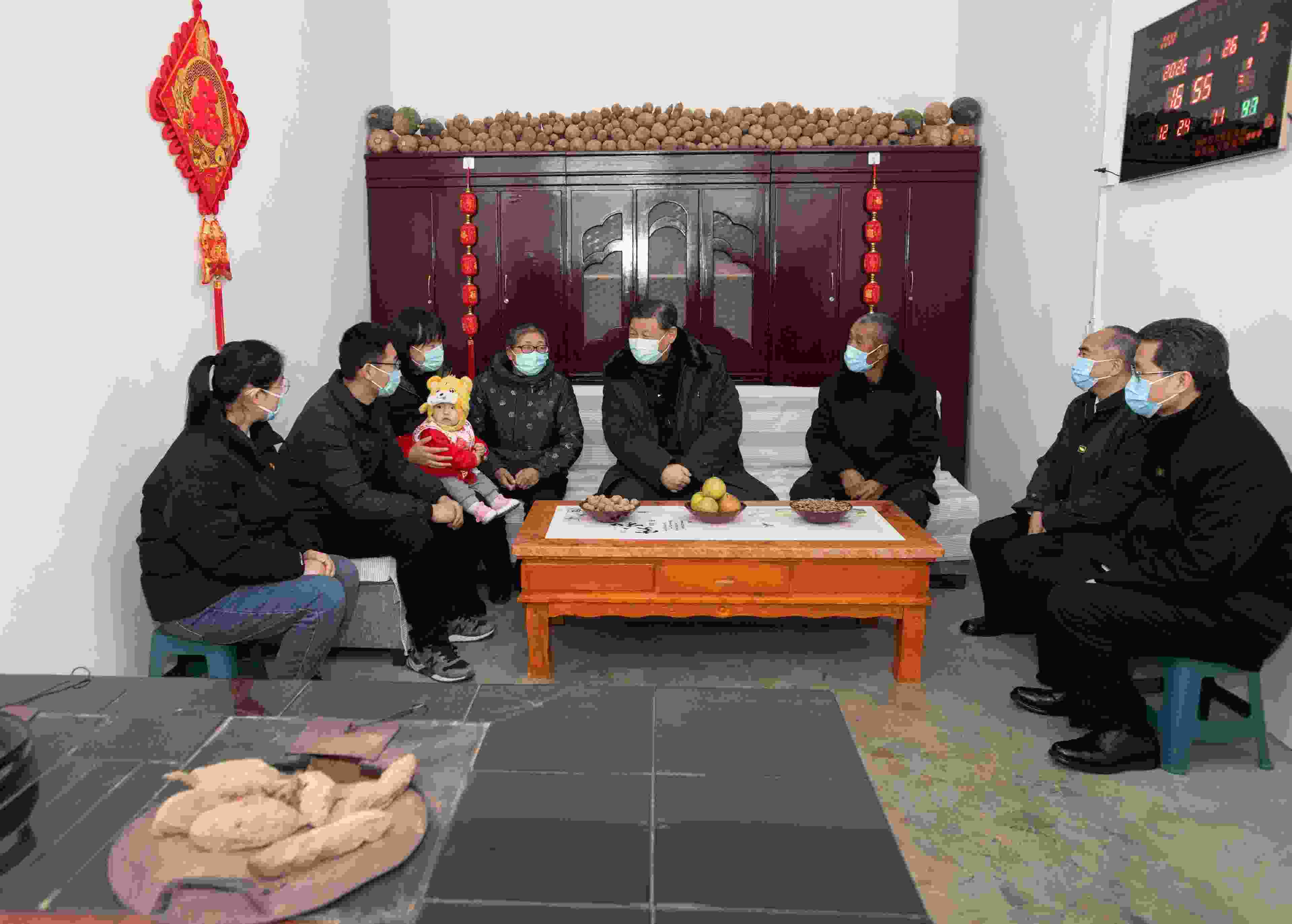 △2022年1月26日，中共中央總書記、國(guó)家主席、中央軍委主席習(xí)近平在臨汾市汾西縣僧念鎮(zhèn)段村同村民蔡文明一家親切交流。