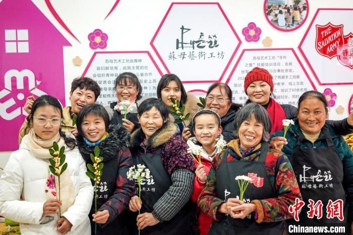 “蘇母藝術工坊”文創(chuàng)工作室的姐妹們。　古良駒 攝