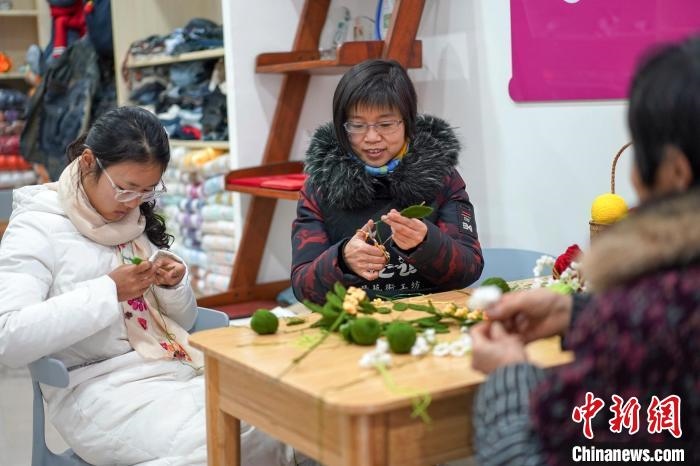 文創(chuàng)工作室的姐妹們正在鉤織月桂葉片?！」帕捡x 攝