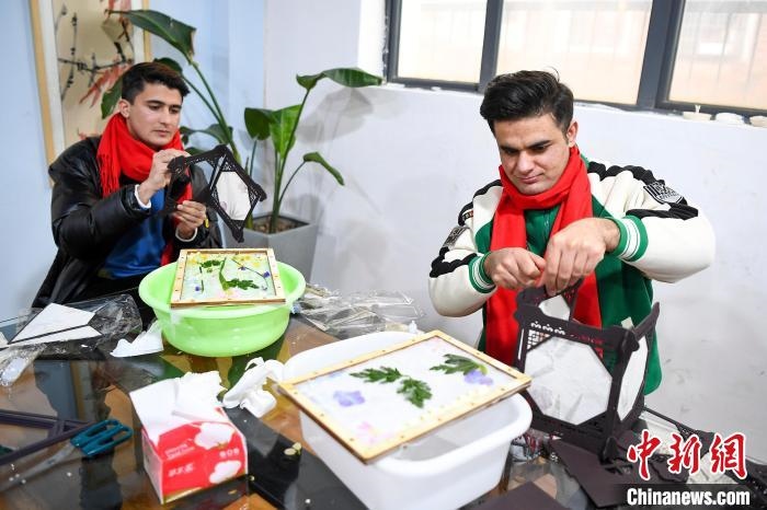 巴基斯坦留學(xué)生制作燈籠?！钊A峰 攝