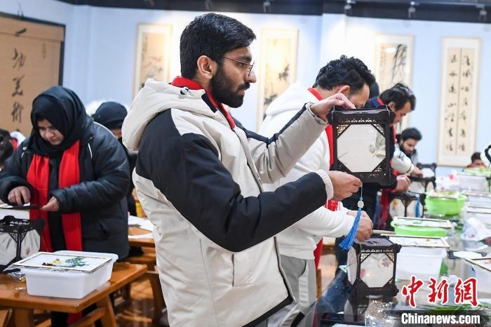 巴基斯坦留學(xué)生制作燈籠?！钊A峰 攝