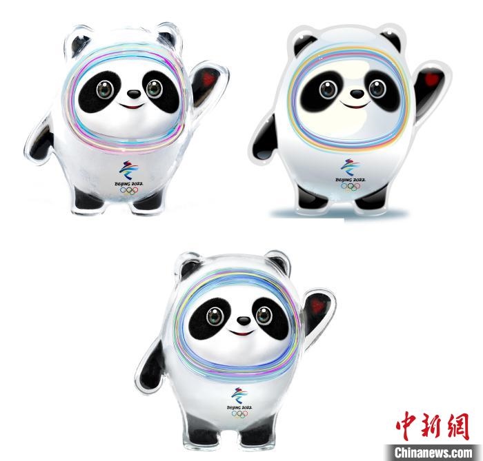 設(shè)計(jì)團(tuán)隊(duì)將“冰絲帶”的形象引入大熊貓后逐漸成型。上方兩個(gè)形象還是外八字腳，下方形象為最終定稿?！⑵皆乒﹫D